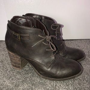Dark brown heeled ankle booties / desert boots